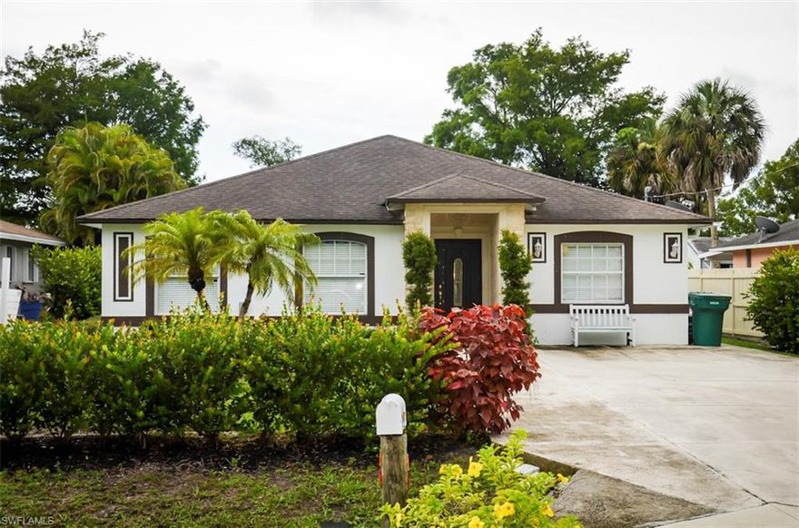 Beautiful 5 bedrooms / 3 bathrooms home with a pleasant and quiet backyard overlooking a lake. This spacious house features 2 master bedrooms and a Family/office or flex room that is just off the main living room, tile throughout. A fenced backyard with a wooden dock for fishing and a gazebo is the perfect area for entertainment. Lely Golf and Country Club is very close as well as the three courses of Lely Resort.