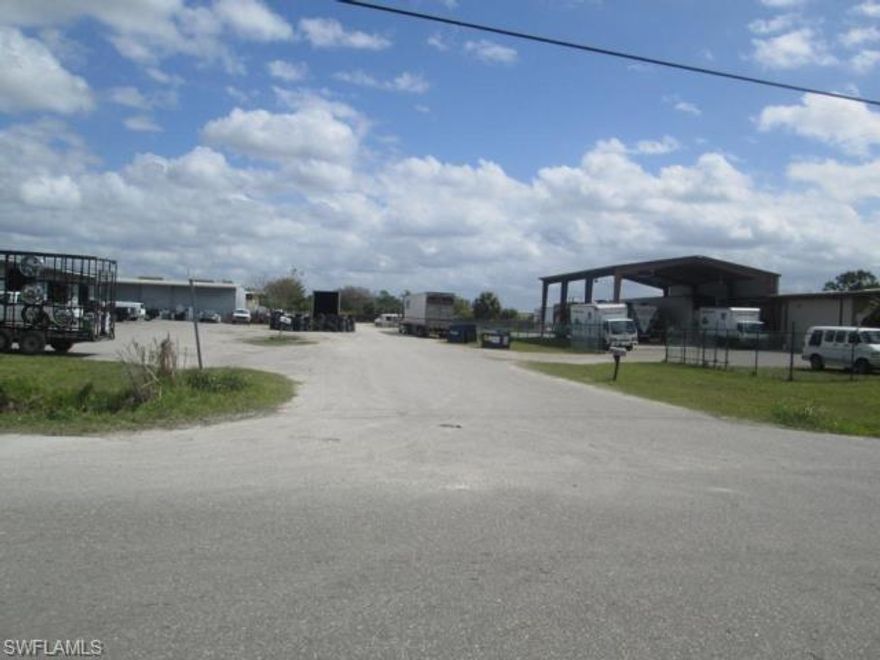 Commercial Right of way.  Plenty of room for a food truck business opportunity.