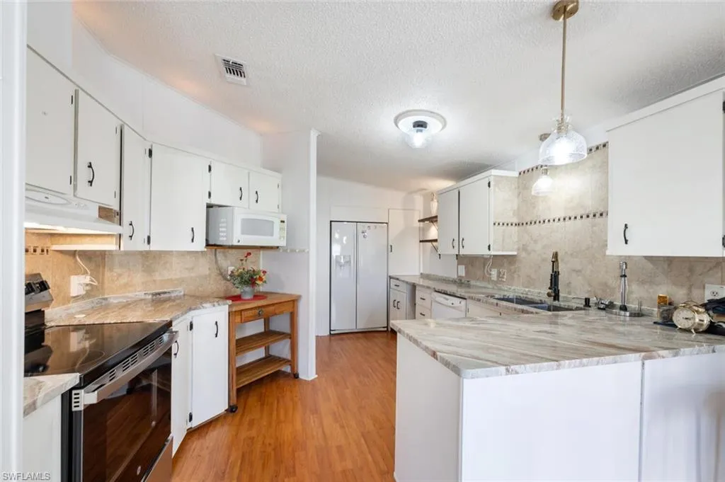 Naples, Florida 34104, United States, 2 Bedrooms Bedrooms, ,2 BathroomsBathrooms,Residential,Active,27370