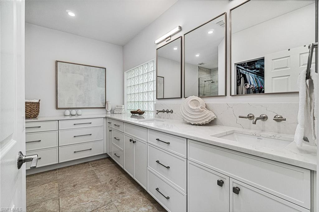 OAKWOOD CARRIAGE HOME - Residential