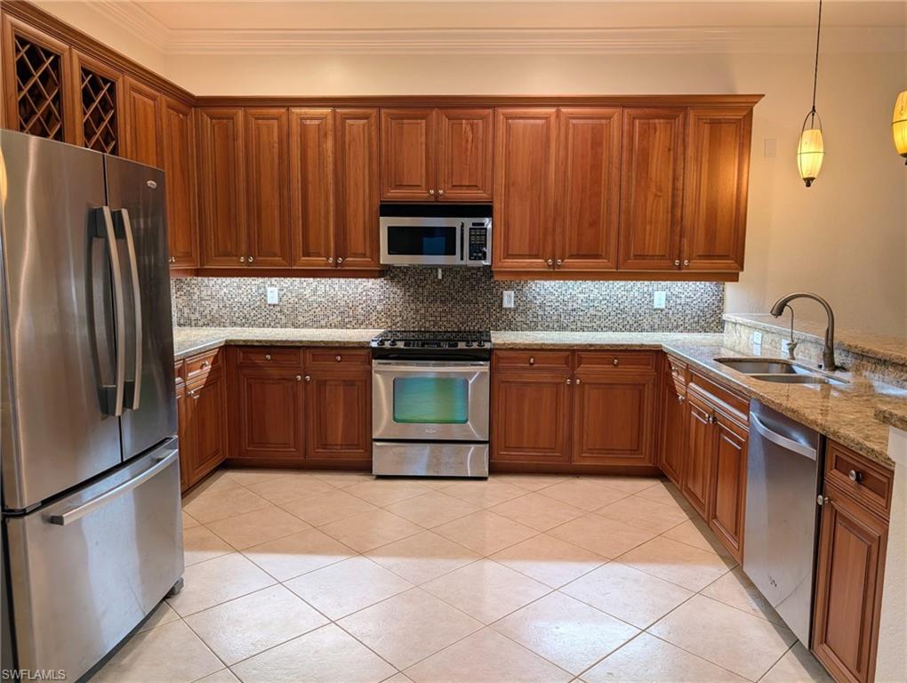 CROWN COLONY - Residential Lease