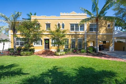 Single Family Residence in FORT MYERS FL 1221 Canterbury DR.jpg