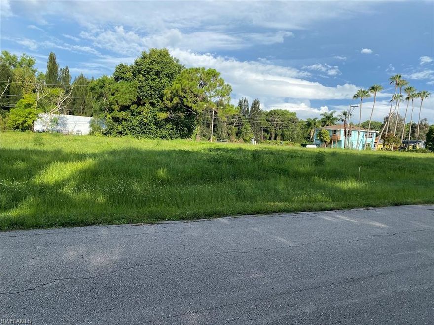 BUILDER READY Leveled & Filled PAVED ROAD ACCESS CENTRALLY LOCATED 5 minute walk to bank & convenience store 3 minute drive to new Publix shopping center, library, school, post office & public pool. Package deal for 12 lots total in Bokeelia.
