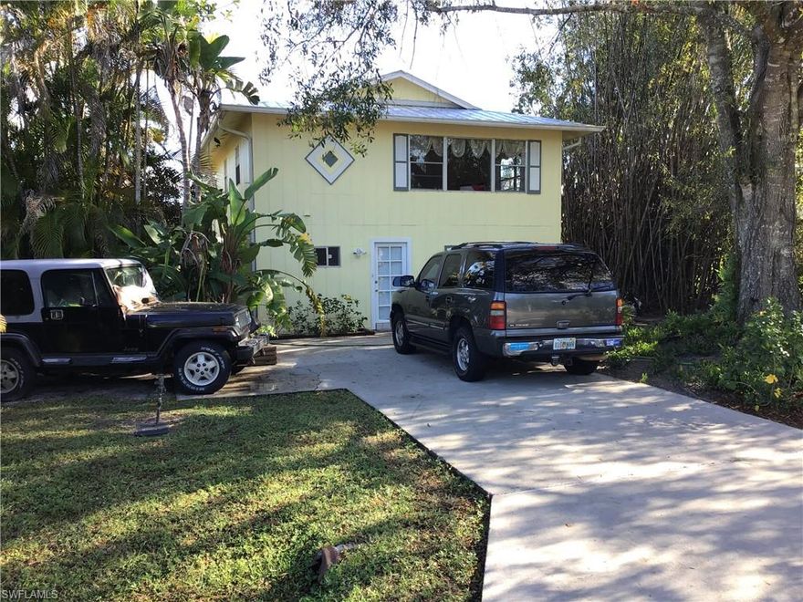COME ENJOY THE PRIVATE TREE TOP VIEWS AS YOU SIT IN THE LIVING ROOM UP STAIRS. OAK KITCHEN CABINETS, TILE EVERY WERE EXCEPT 2 BEDROOMS. 2 BEDROOMS AND BATH UPSTAIRS. LAUNDRY CLOSET TOO. NEW METAL ROOF IN 2015. KEY WEST STYLE HOME.DOWNSTAIRS HAS A HUGE 12 X 25 PORCH AND ADDITIONAL BONUS SPACE OF 575 SQ FT. WITH TILED FLOORS AND A/C FLEX SPACE. QUAINT OLD FASHIONED NEIGHBORHOOD WITH NO HOA FEES.     Fresh paint inside & out. 
THIS HOME IS BEING SOLD WITH 2 LOTS AS HOME SITS ON ONE LOT. SELLER WILL CREDIT BUYER $800.00 AT CLOSING TOWARDS A STOVE RANGE. EXTRA LOT IS CLEARED WITH LOTS OF POTENTIAL USES.  Ask about first time home buyer programs this house qualifies for no pmi program or closing cost assitance program