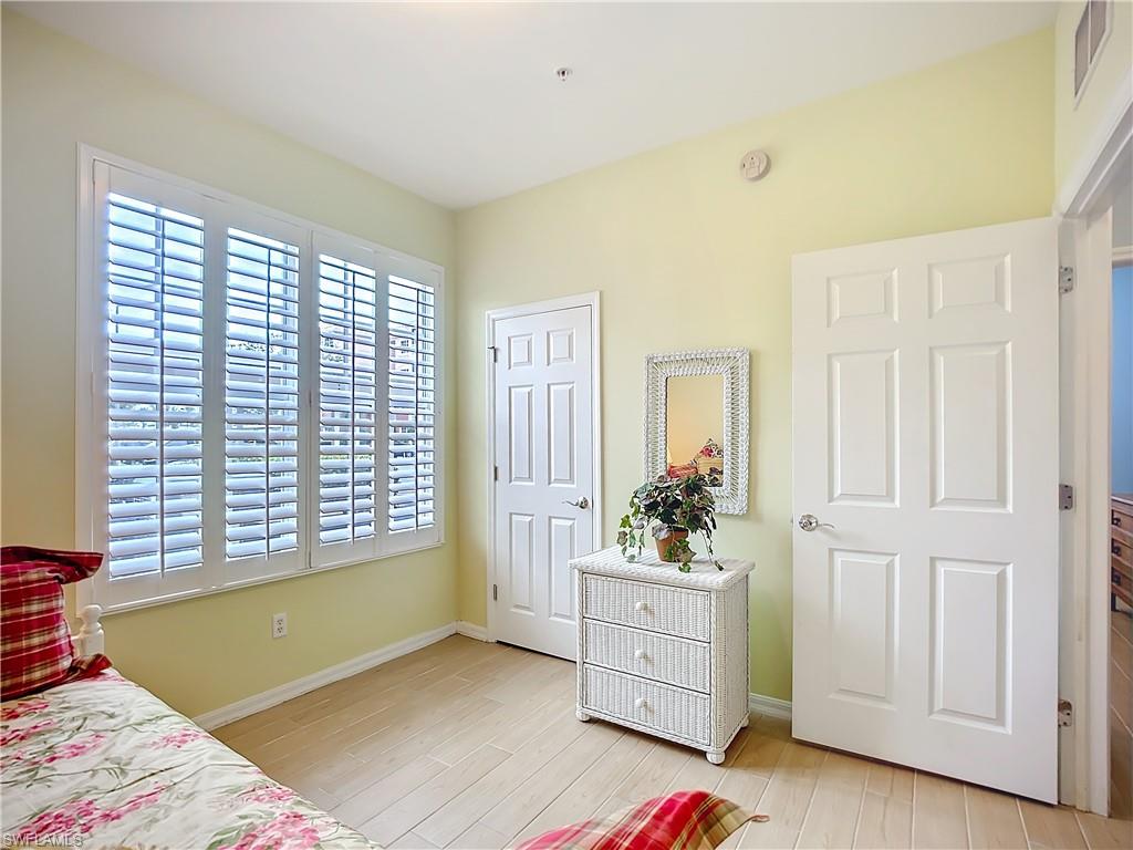 ROYAL POINTE - Residential