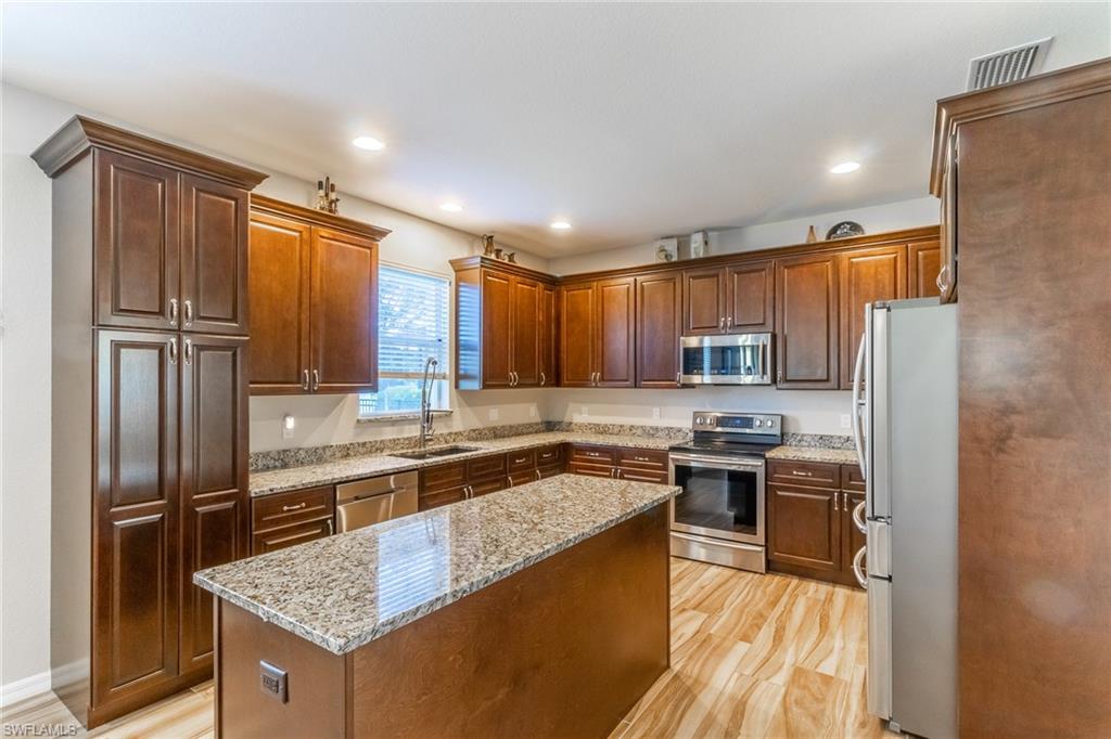 MAGNOLIA LAKES - Residential