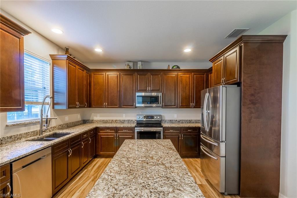 MAGNOLIA LAKES - Residential