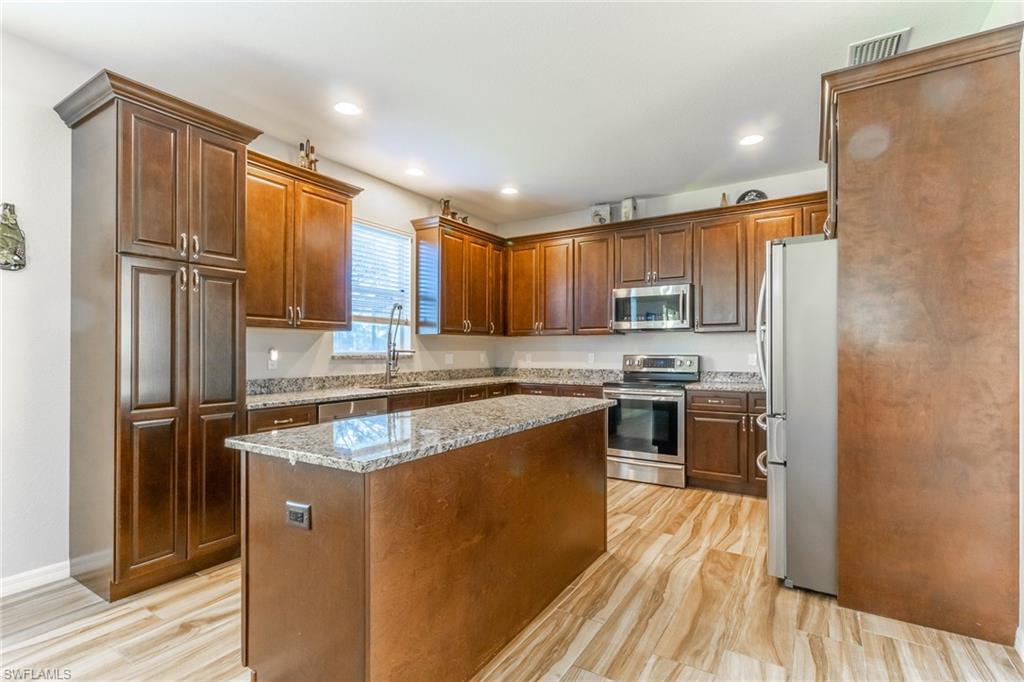 MAGNOLIA LAKES - Residential