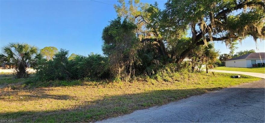 What a beautiful lot with a huge live oak tree right in front.  Appears to be plenty of room to build behind the tree, but buyer needs to check with their builder for sure.  A new home built next door assures less expensive hook up to electricity.  This one won't last long.  Make your offer today!