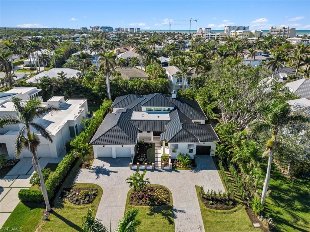 Photo of 424 Spinnaker DR, NAPLES, FL 34102 (MLS # 225080673)