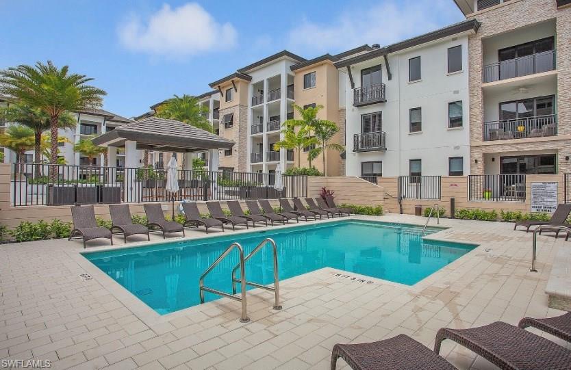 NAPLES SQUARE - Residential