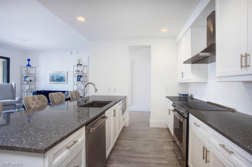 NAPLES SQUARE - Residential