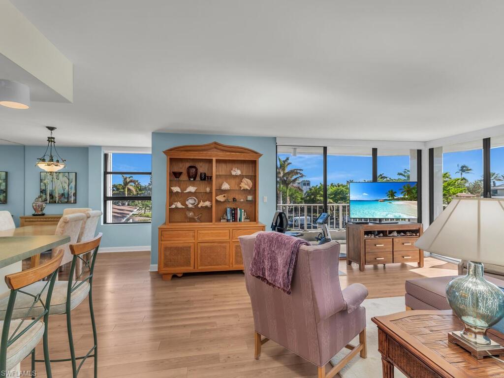 ROYAL SEAFARER - Residential