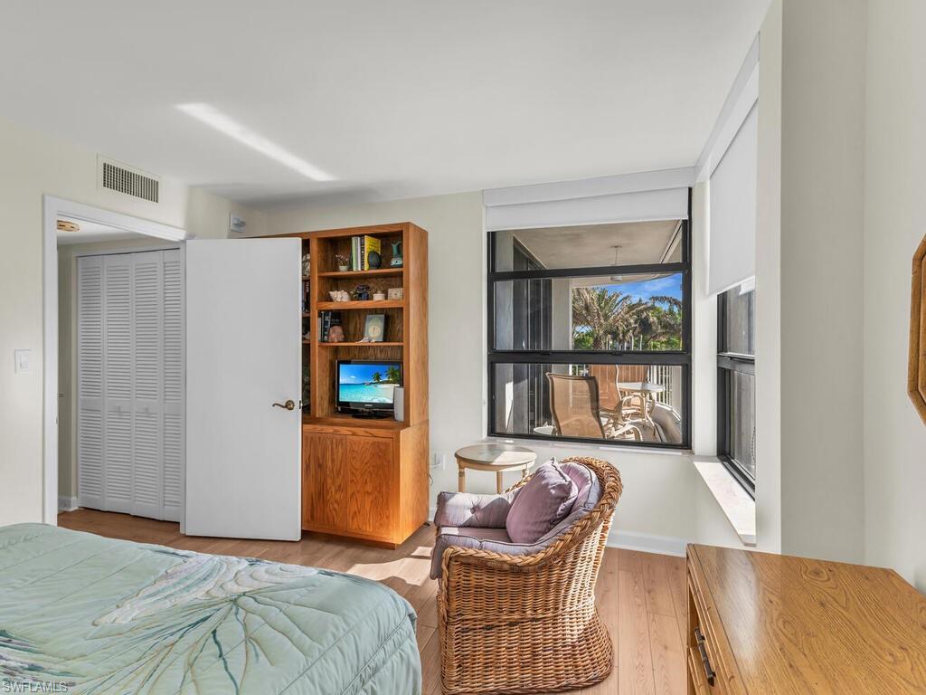 ROYAL SEAFARER - Residential