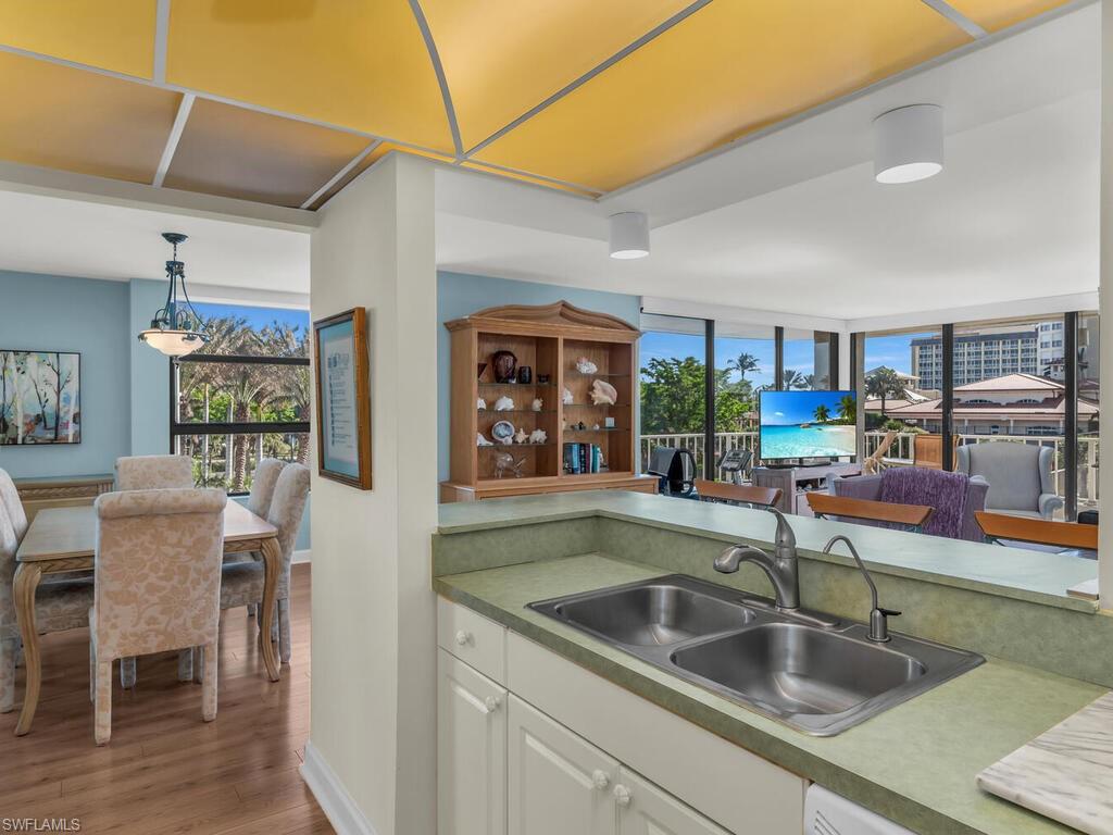 ROYAL SEAFARER - Residential