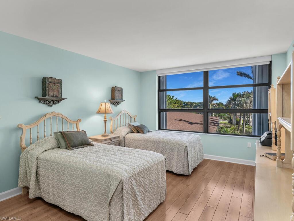 ROYAL SEAFARER - Residential