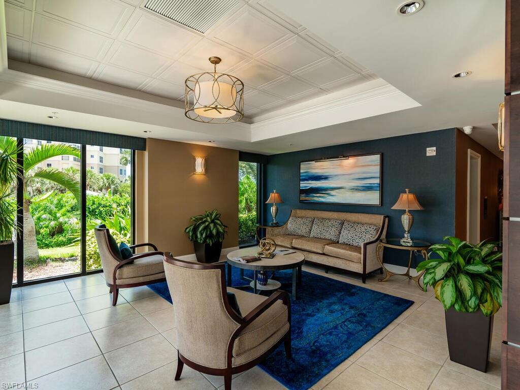 ROYAL SEAFARER - Residential