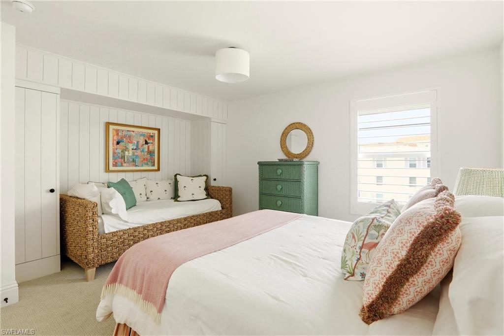 MOORINGS BAY APTS - Residential