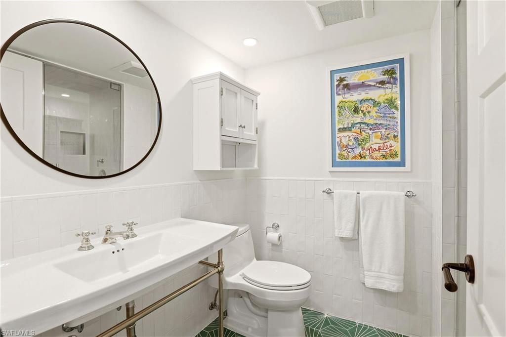 MOORINGS BAY APTS - Residential