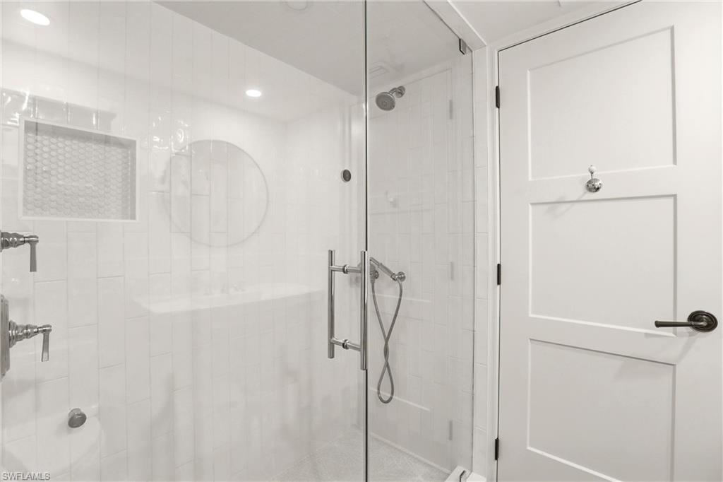 MOORINGS BAY APTS - Residential