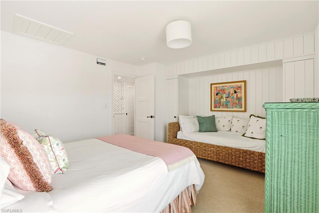 MOORINGS BAY APTS - Residential