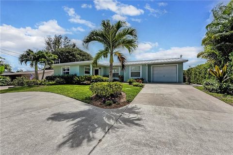 Single Family Residence in NAPLES FL 1540 Curlew AVE.jpg
