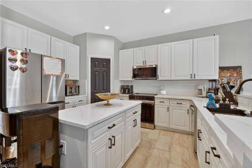 VALENCIA LAKES - Residential