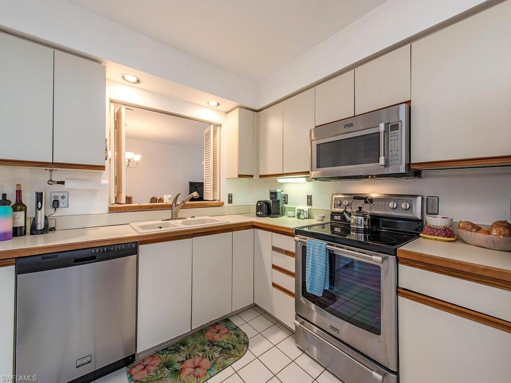 COURTSIDE COMMONS - Residential