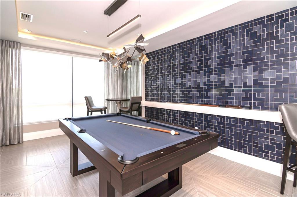 NAPLES SQUARE - Residential