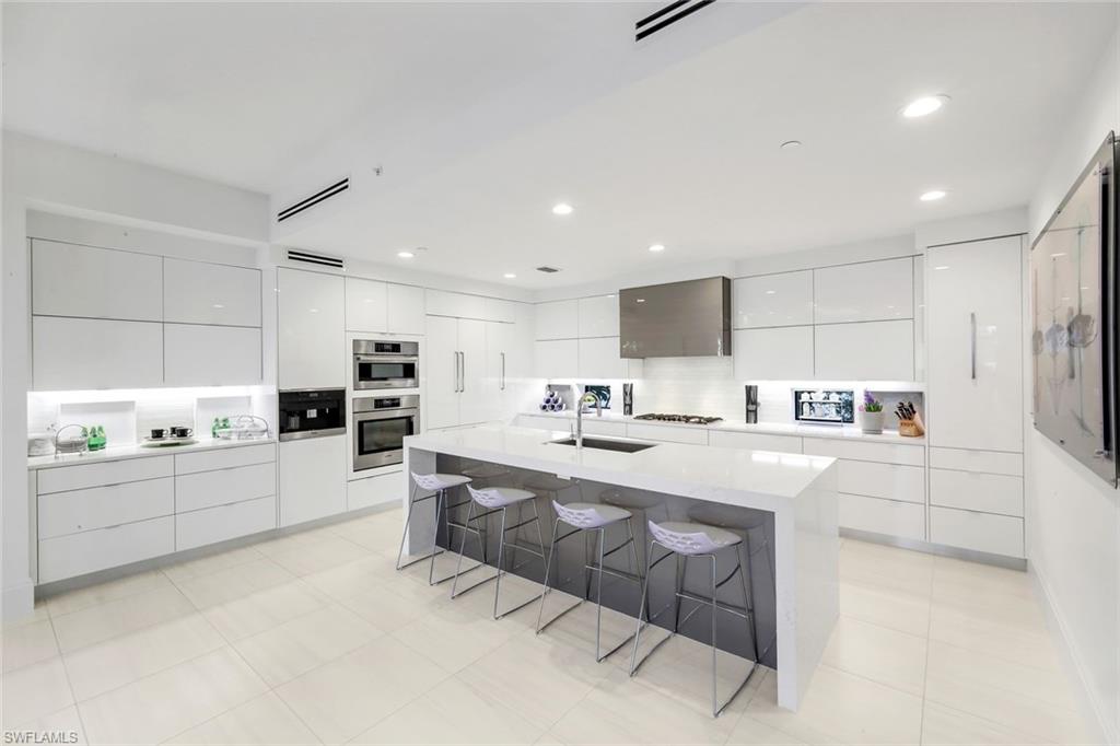 NAPLES SQUARE - Residential