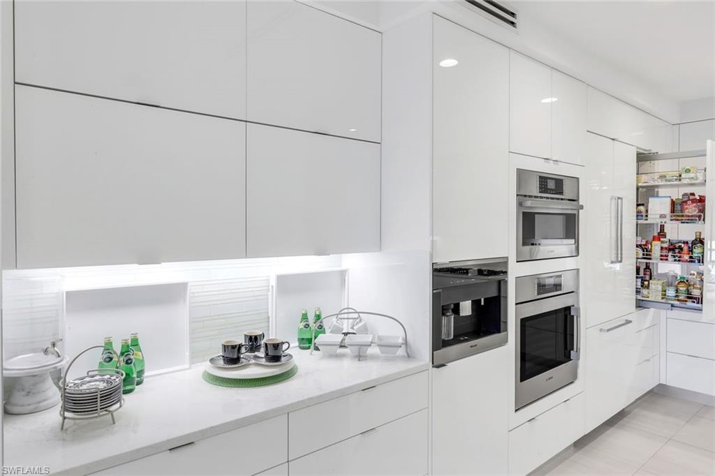 NAPLES SQUARE - Residential