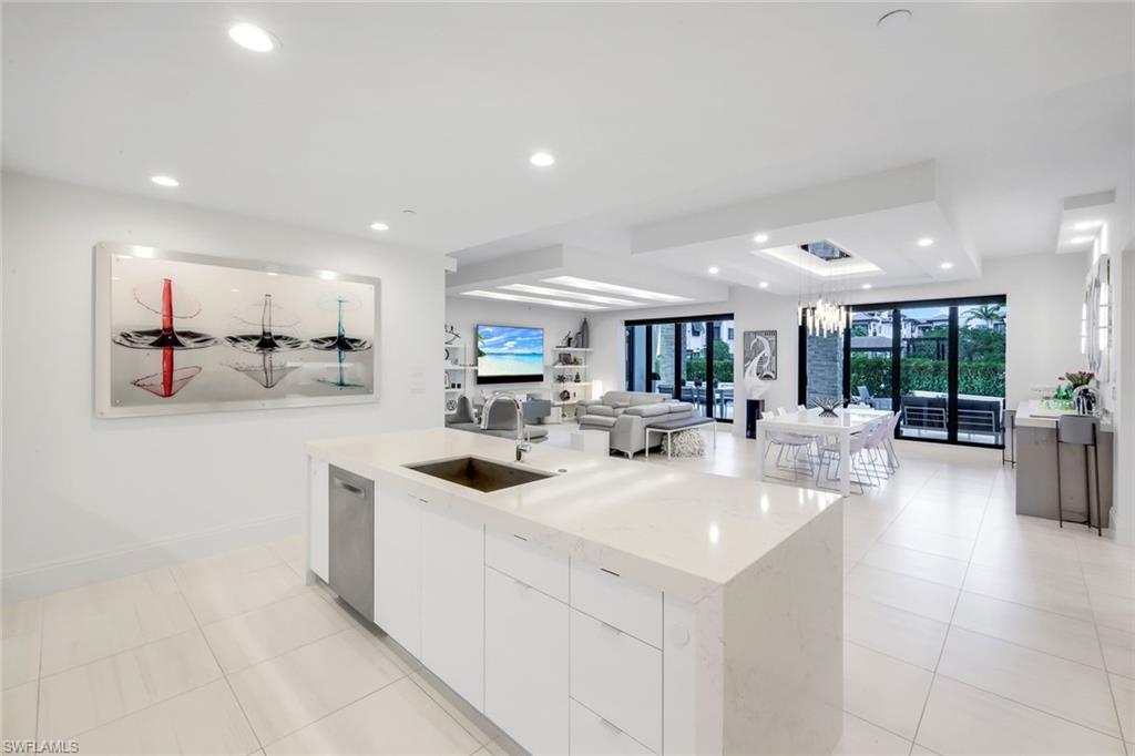 NAPLES SQUARE - Residential