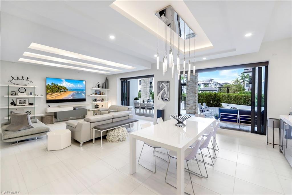 NAPLES SQUARE - Residential