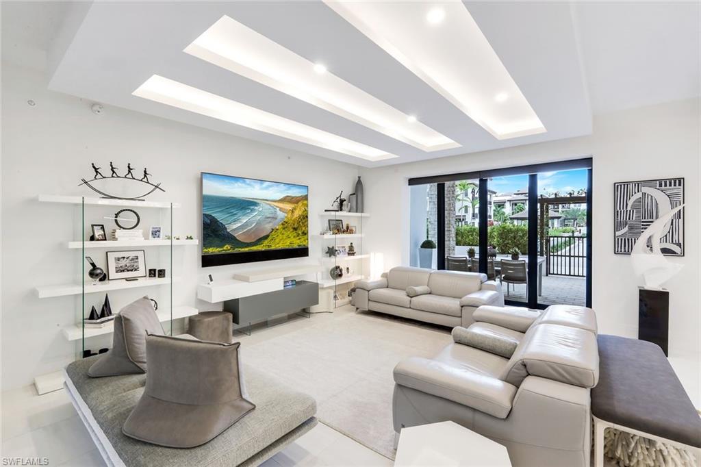 NAPLES SQUARE - Residential