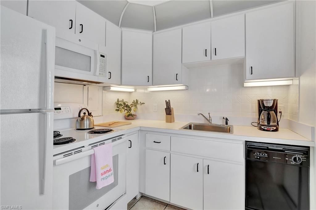 Photo of 285 8th AVE S #285, NAPLES, FL 34102 (MLS # 225071541)