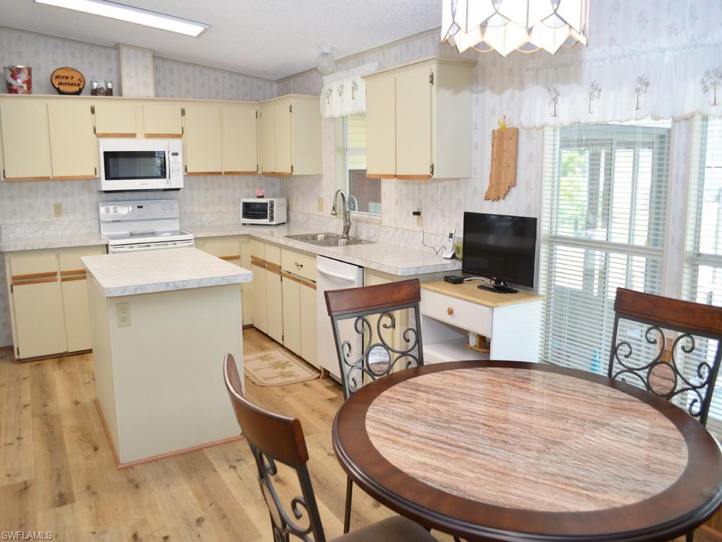 COUNTRY LAKES - Residential