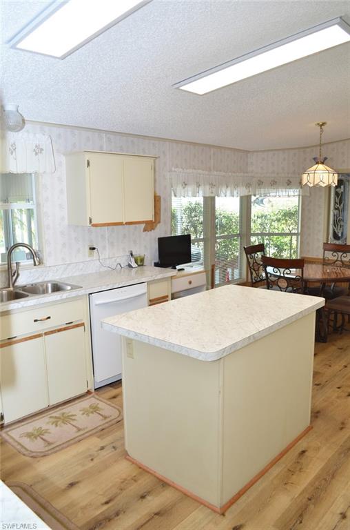 COUNTRY LAKES - Residential