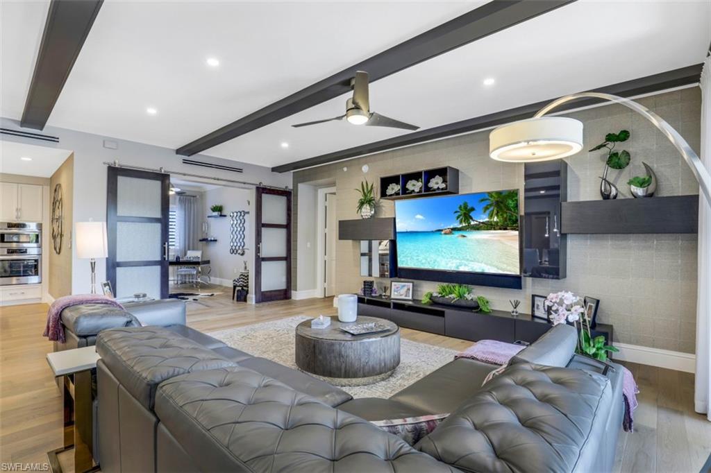 NAPLES SQUARE - Residential