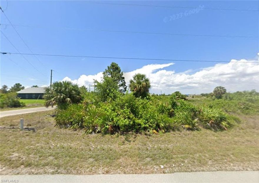 Fantastic oversized Corner lot a block away of Alexander Graham Bell Blvd. Easy access to Road 82. Very well located!!!
