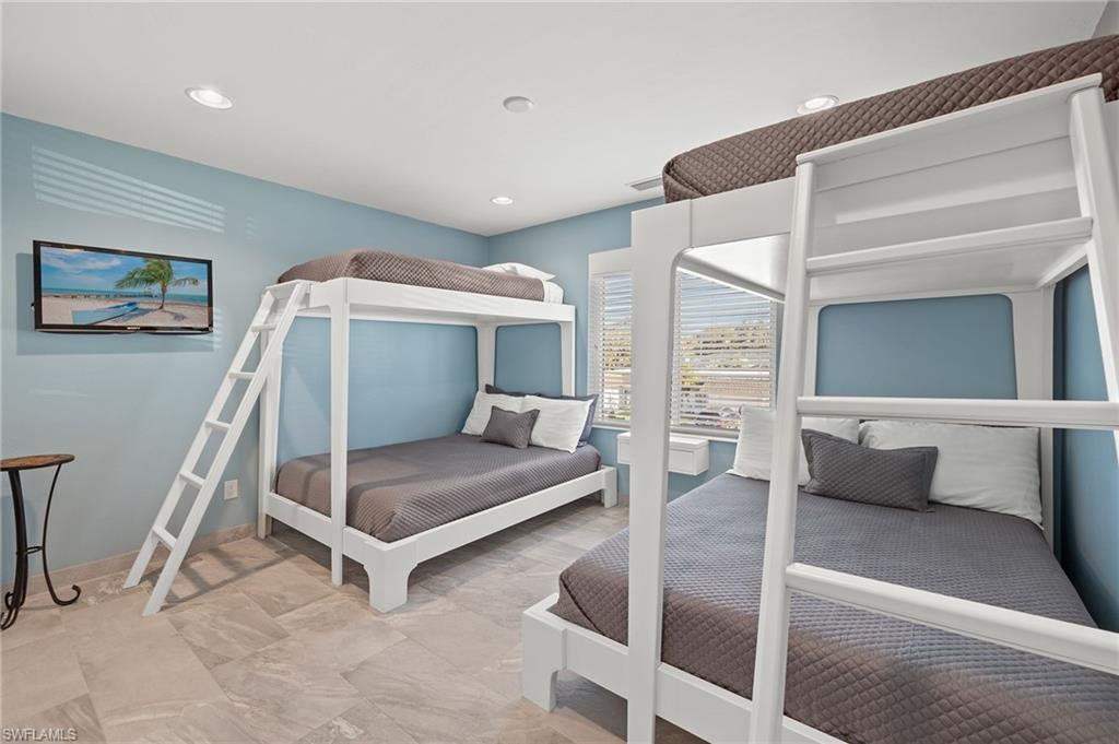 PARADISE SHORES - Residential