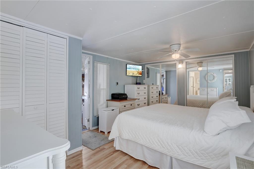 HOLIDAY MANOR - Residential