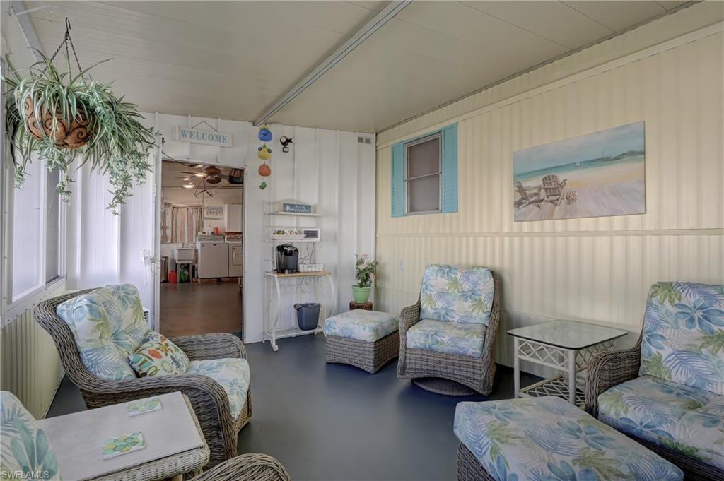 HOLIDAY MANOR - Residential