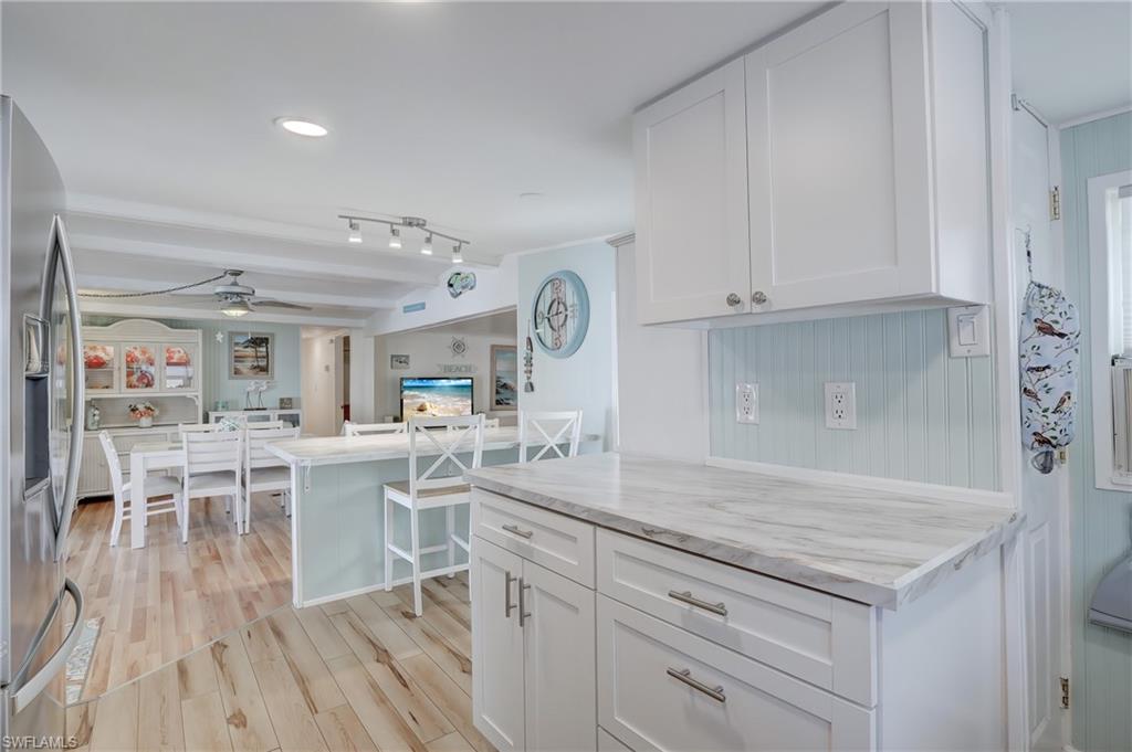 HOLIDAY MANOR - Residential