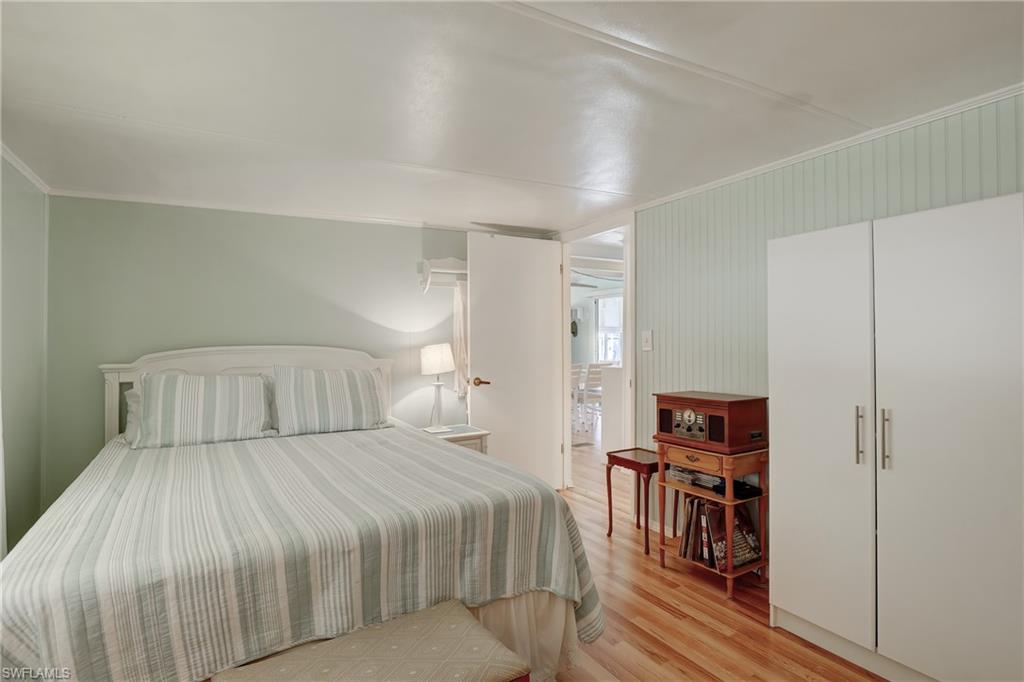 HOLIDAY MANOR - Residential
