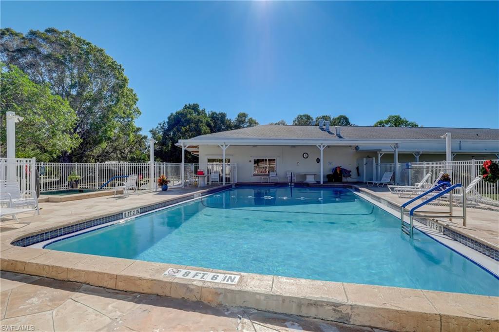 HOLIDAY MANOR - Residential