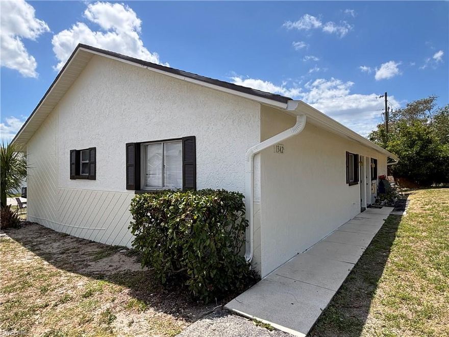 Brigth and clean 2 bedrooms and 1 bathroom featuring tile flooring throughout . The Kitchen offers a convenient pantry and washer/dryer hookups. The bathroom includes large vanity and a full tub with a shower. Cocrete patio accesible through sliding glass doors, providing seamless indoor-outdoor flow. New bushes to be planted to provide a privacy .
