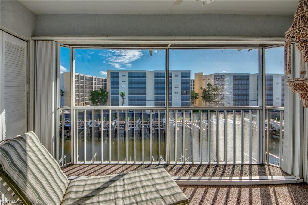ROYAL PELICAN TOWNHOUSE - Residential