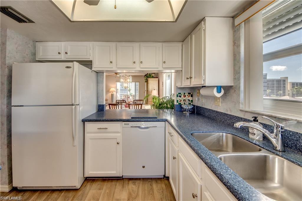 ROYAL PELICAN TOWNHOUSE - Residential