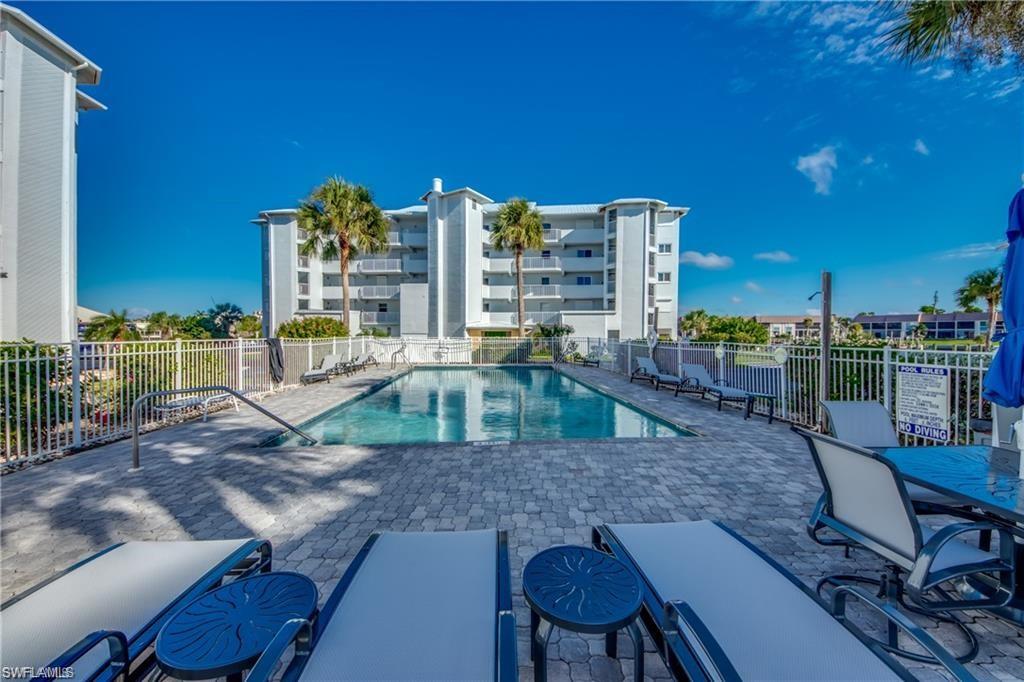 ROYAL PELICAN TOWNHOUSE - Residential
