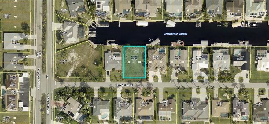 Direct access to the Calosahatchee River and the Gulf of Mexico (America) minutes to the river with an easy ride. Sail away or bring your boat with a seawall in place, utilities paid in full. Beautiful neighborhood. Owner financing is available